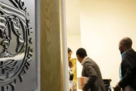 Missão do FMI vê pressões financeiras elevadas e crescimento económico modesto em Angola