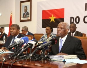 Ex-Presidente José Eduardo dos Santos volta a dirigir reunião do MPLA
