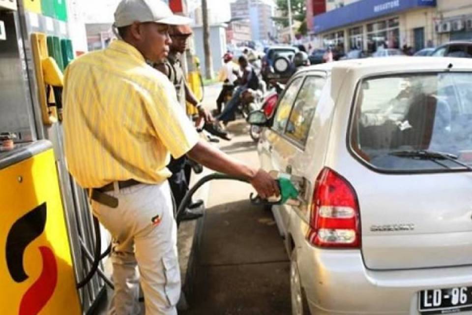 Preços da gasolina em Angola duplicam para 300 kwanzas com o fim dos subsídios