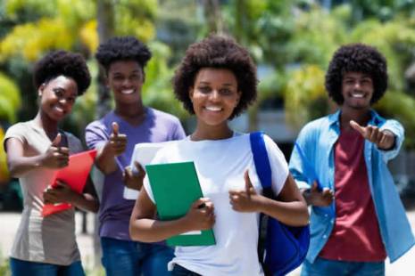 Estudantes angolanos perderam 14 semanas letivas com a greve dos professores universitários - Governo