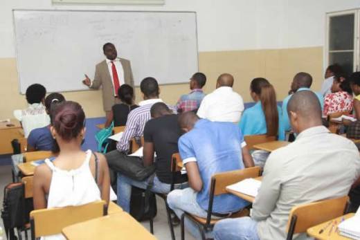 Professores universitários interrompem greve para salvar ano letivo
