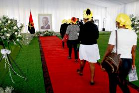 Velório de José Eduardo dos Santos sem corpo, enchentes ou prantos