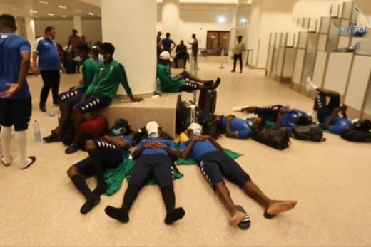 Seleção angolana retida em aeroporto no Gabão: &quot;Colocaram militares aqui à volta para que não circulemos. É absurdo&quot;