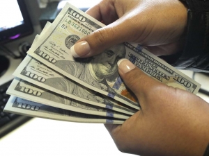 Preço do dólar no mercado informal angolano em queda ligeira