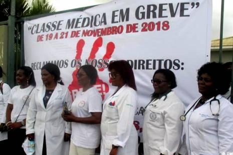 Médicos angolanos anunciam manutenção da greve e várias manifestações