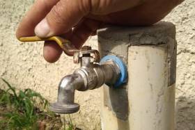 Bairros de Luanda sem água no dia em que arranca nova greve dos trabalhadores da EPAL