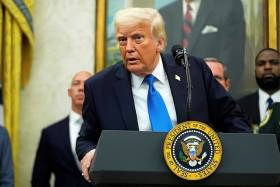 Trump avisa Putin de que está "a brincar com o fogo"