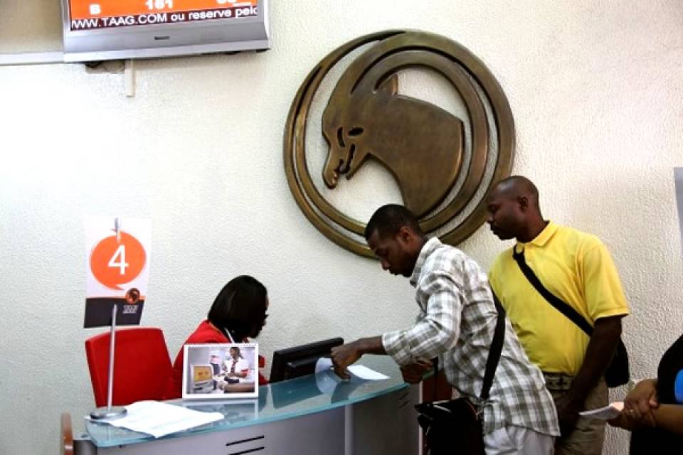 Passageiros em Angola impedidos de viajar para o exterior sem bilhete válido de regresso - TAAG