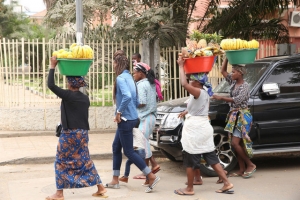 “Zungueiras” de Luanda lamentam pressão da Operação Resgate mas mantêm atividade