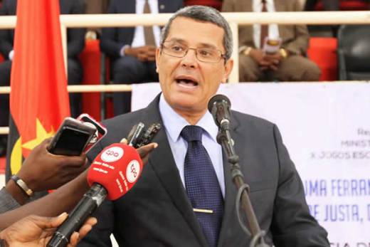 Oposição angolana condena &quot;escândalo&quot; na Presidência, MPLA defende combate à corrupção