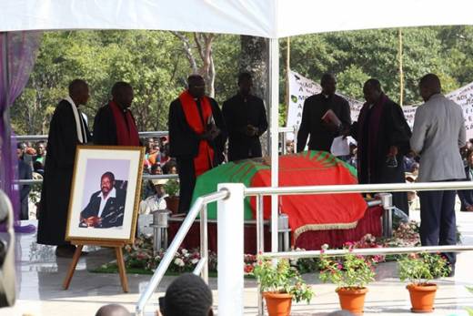 Família de Savimbi pede a Isaías Samakuva ajuda para desbloquear fundação