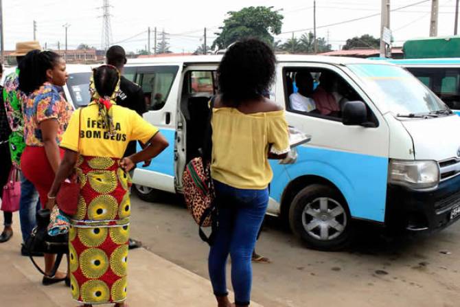 Taxistas angolanos anunciam paralisação de três dias contra aumento do combustível