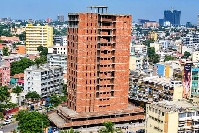 Prédio de Tijolos na Maianga vai ser demolido. Equipa multissectorial visita obras abandonadas em Luanda