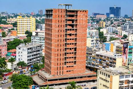 Prédio de Tijolos na Maianga vai ser demolido. Equipa multissectorial visita obras abandonadas em Luanda