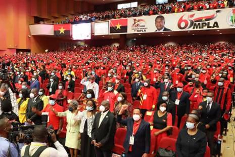Congresso do MPLA: o fantasma de JES, a apreensão quanto a eleições e os minutos de humor que resumiram tudo