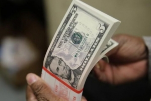 Dólar vendido nas ruas de Luanda mantém cotação apesar de aproximação das eleições