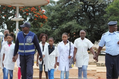 Seguranças do setor da educação em Luanda prometem greve depois do Natal