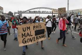 Angolanos fartos de promessas não cumpridas 50 anos após a independência