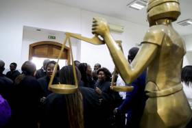 Oficiais de justiça angolanos prometem segunda fase da greve com mais impacto