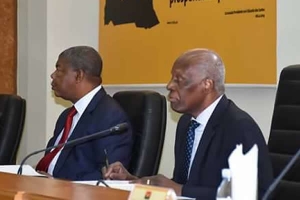 Tchizé dos Santos pergunta &quot;quem é o ditador, José Eduardo dos Santos ou João Lourenço?