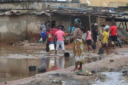 Desalojados devido a chuvas de Luanda voltam a dormir ao relento e pedem socorro