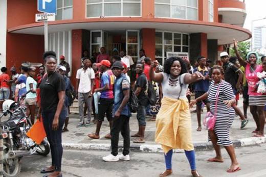 Protestos como os de "zungueiras" vão continuar mesmo com bastonadas - UNITA