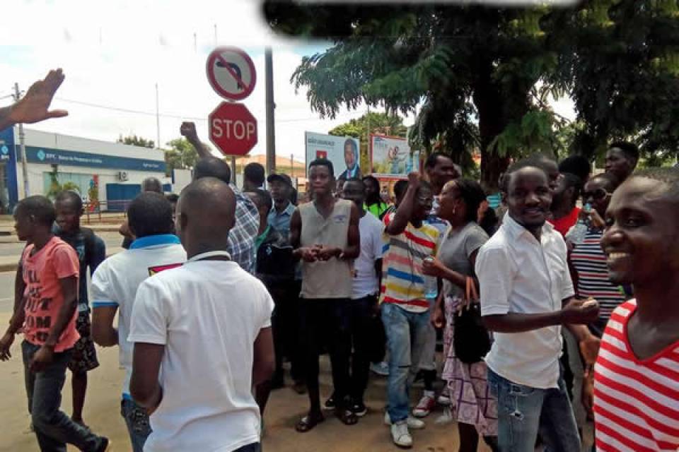 Manifestação De Sábado Preocupa Luanda Embaixadas Emitem Avisos E Empresas Redobram Cuidados 