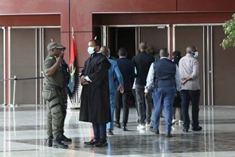 Julgamento de Lussati continua tenso em Luanda, polícia chamada e nomeado advogado suspenso