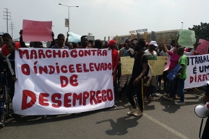 Centena e meia de desempregados angolanos manifestam-se em Luanda