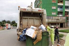 Empresários criticam “contratação de grandes empresas” para recolher lixo em Luanda